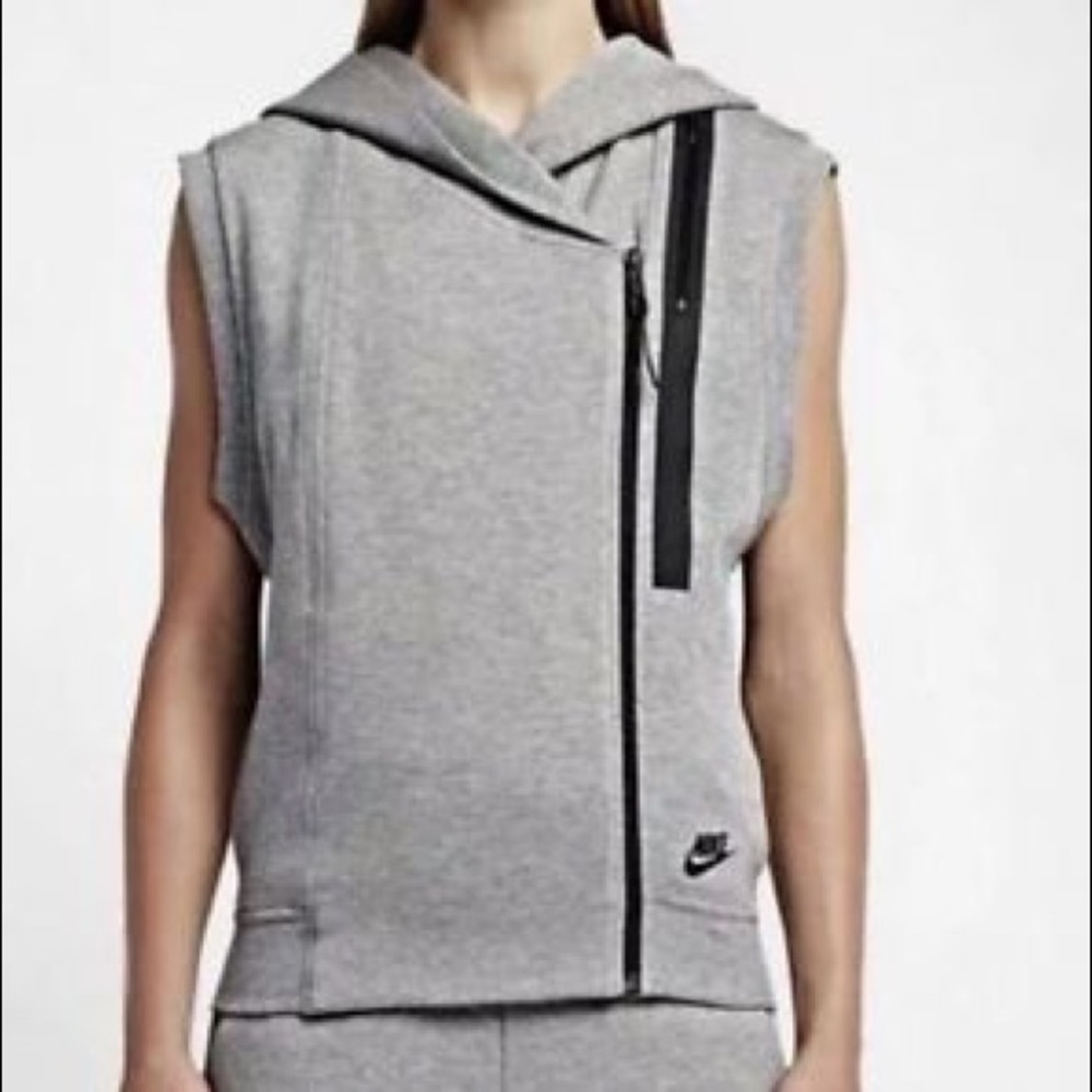 NWOT Women’s tech fleece Nike vest!